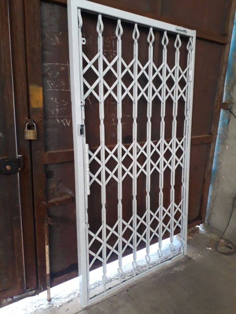 محافظ پشت درب منزل