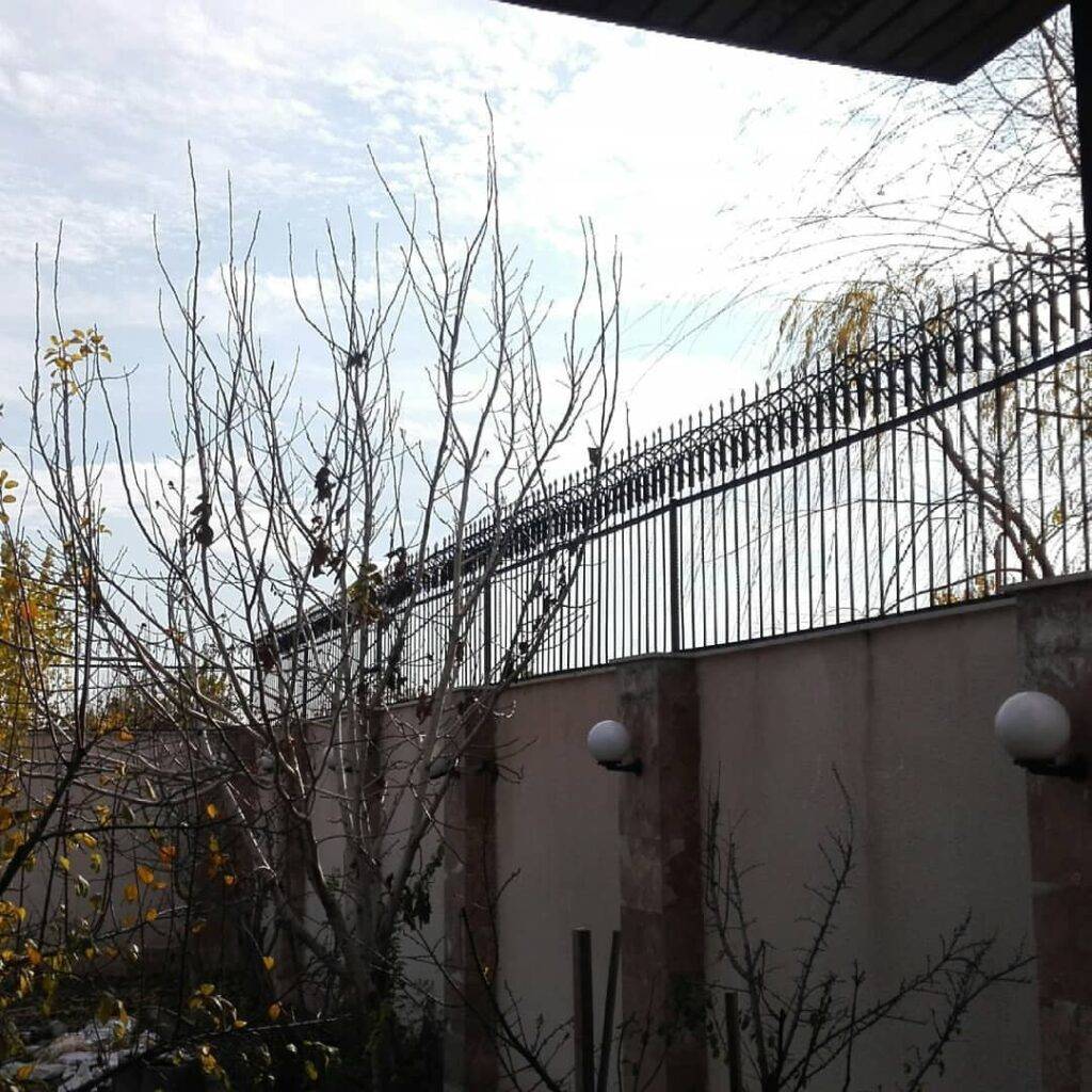 نرده سنتی روی دیوار