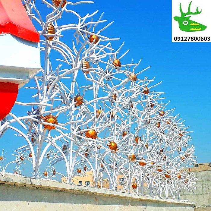 نرده روی دیوار