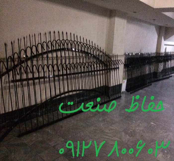 گارد بالای دیوار درب