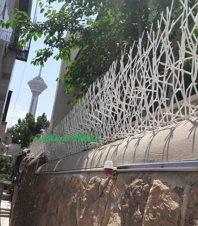 شاخ گوزنی نرده روی دیوار