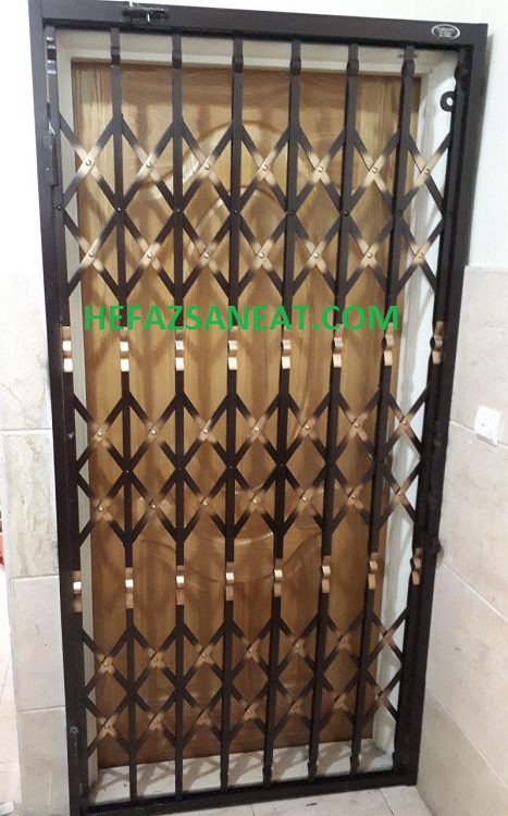 حفاظ کشی روی درب آپارتمان