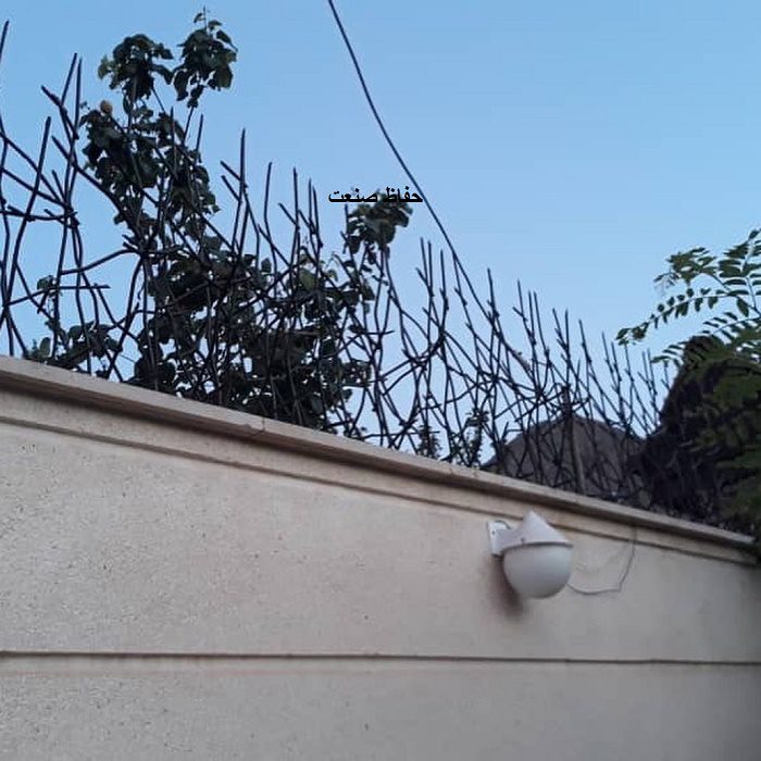 محافظ آهنی روی دیوار