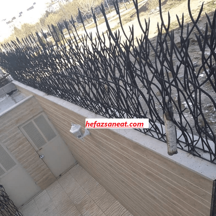 محافظ فلزی بالای دیوار