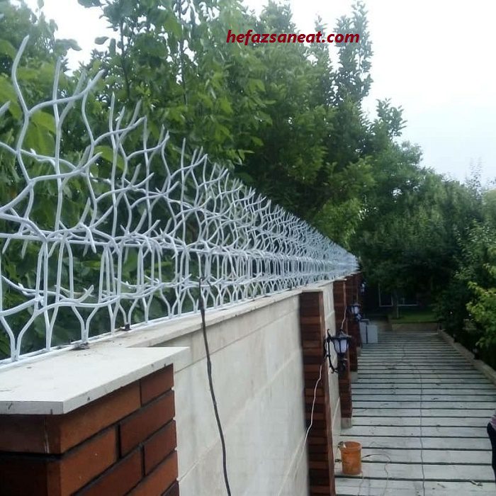 محافظ بالای دیوار 
