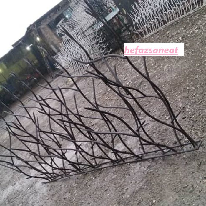 حفاظ نرده دور دیوار ساختمان