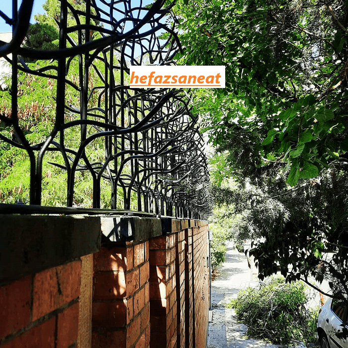 نرده بالای دیوار