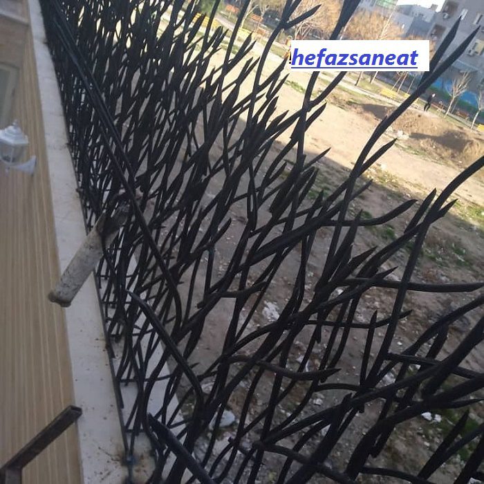 محافظ آهنی بالای دیوار 