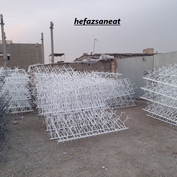 حفاظ نرده ای بالای دیوار 