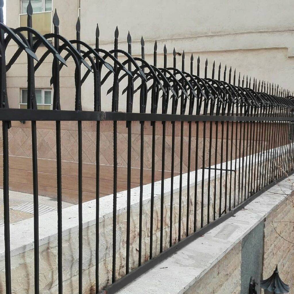نرده سنتی دیواری کدام است؟