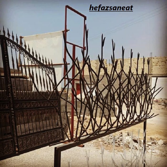 محافظ کشی بالای دیوار 