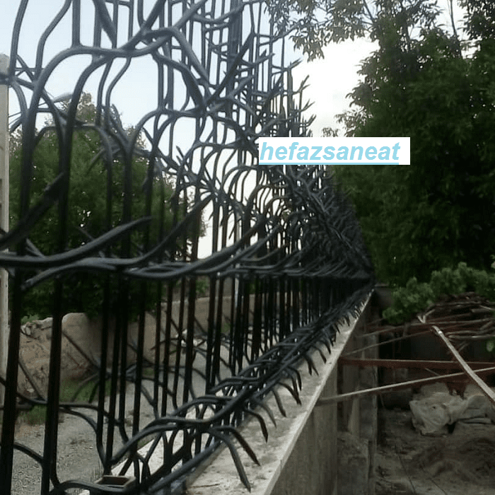 نصب حفاظ شاخ گوزنی بر روی دیوار با درپوش فلزی