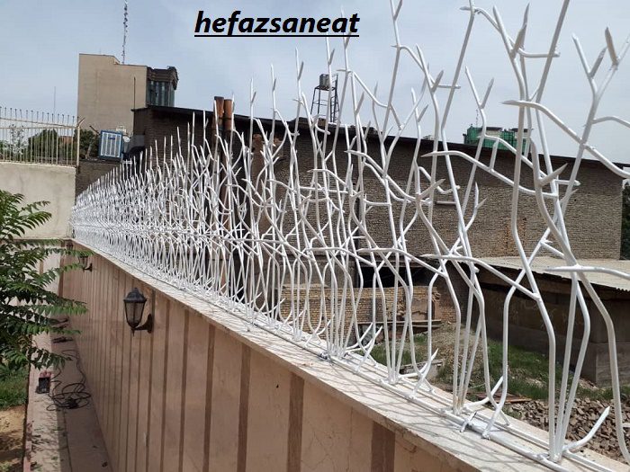 نصب گارد شاخ گوزنی بالای دیوار