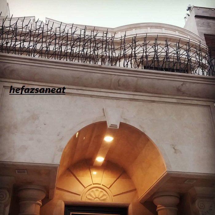 نصب حفاظ شاخ گوزنی روی دیوار با ارتفاع زیاد و کم
