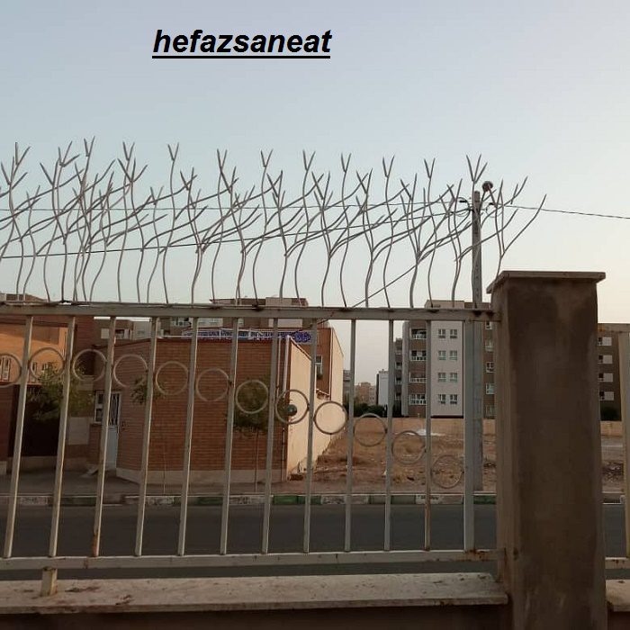 حفاظ شاخ گوزنی روی در پوش فلزی