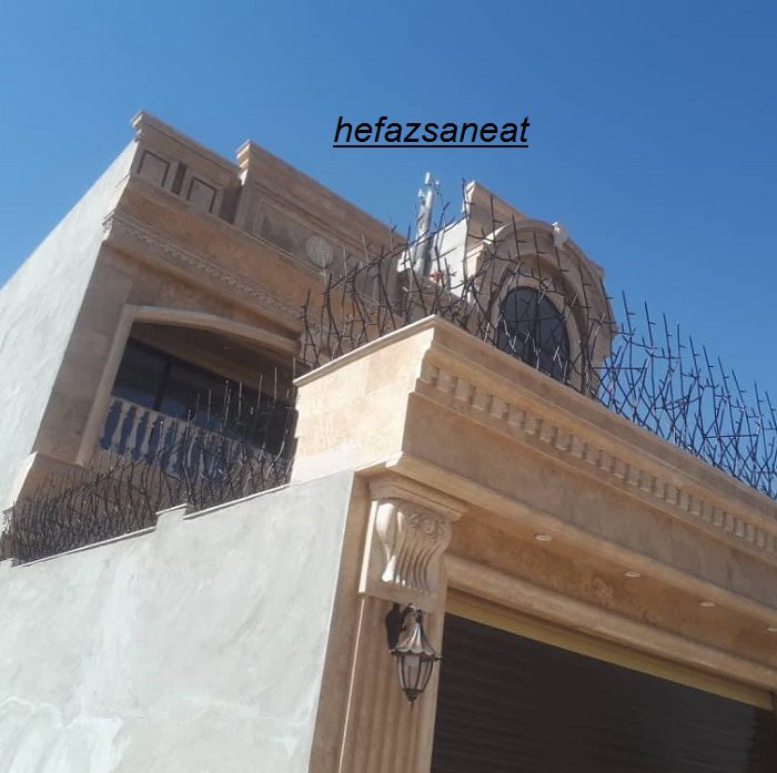 حفاظ های آهنی ضد سرقت شاخ گوزنی بالای دیوار