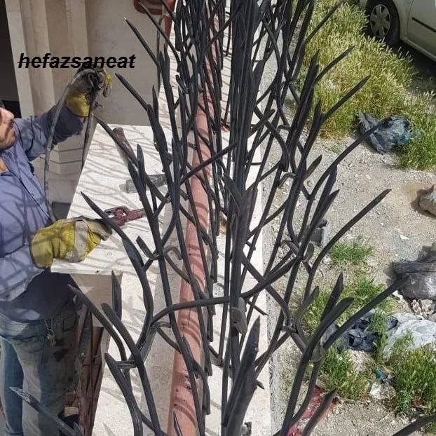 حفاظ شاخ گوزنی روی دیوار 