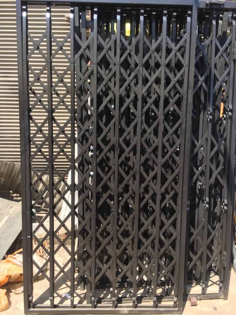 نرده آکاردئونی پشت درب آپارتمان