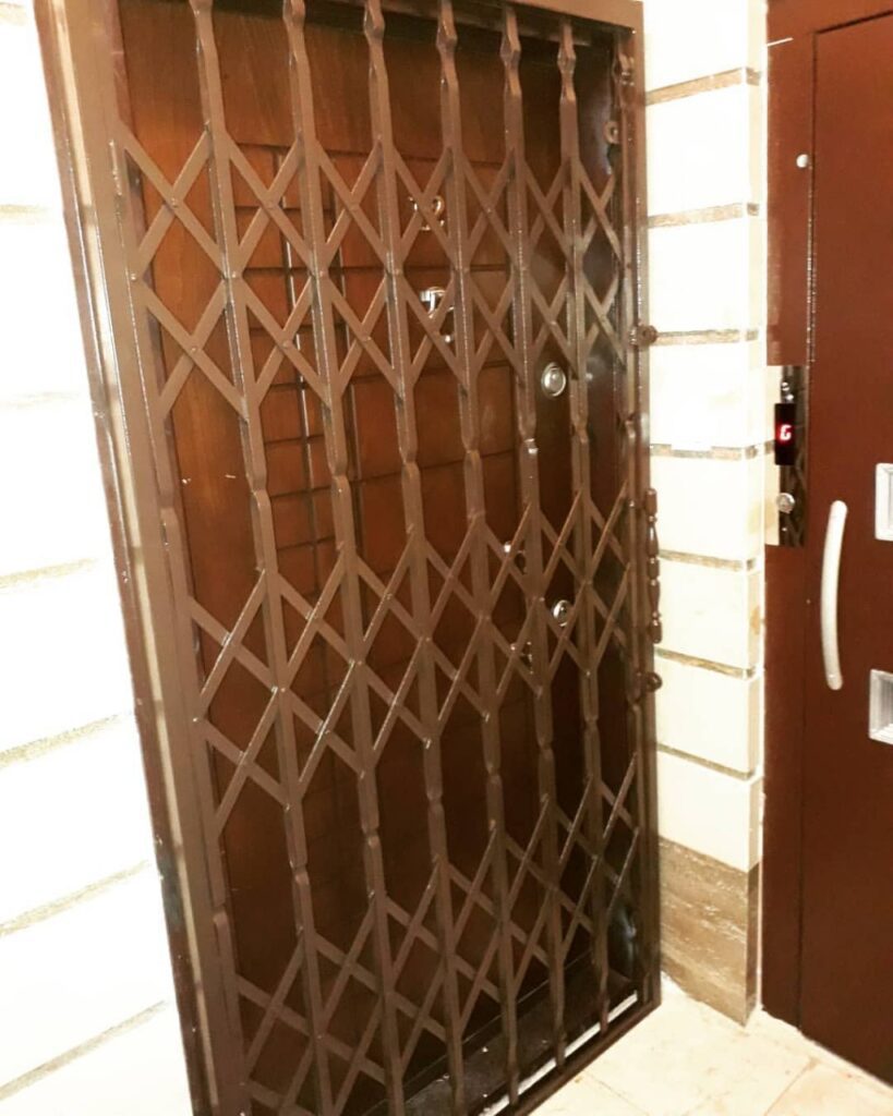 رنگ الکترواستاتیک حفاظ آکاردئونی پشت درب آپارتمان 