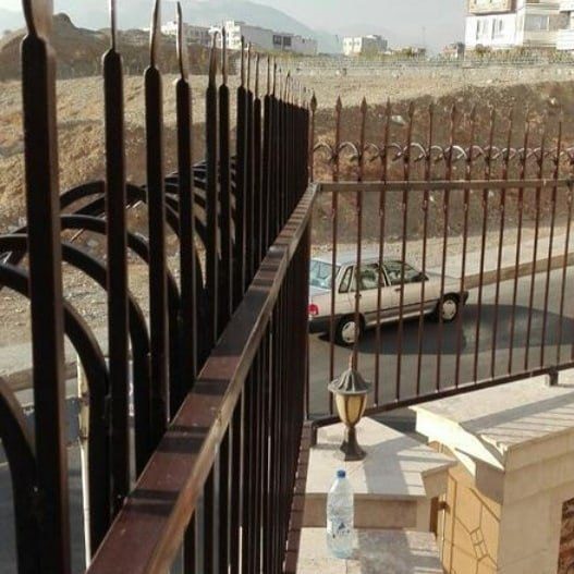 نرده کشی روی دیوار کوتاه