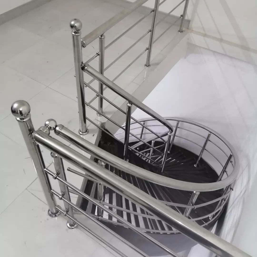 استفاده از نرده استیل در راه پله