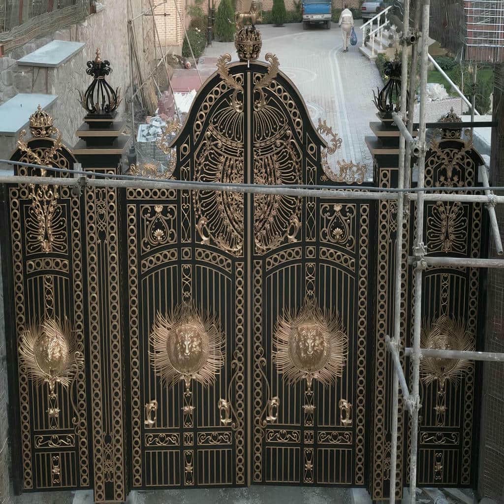 درب حیاط در کمال شهر