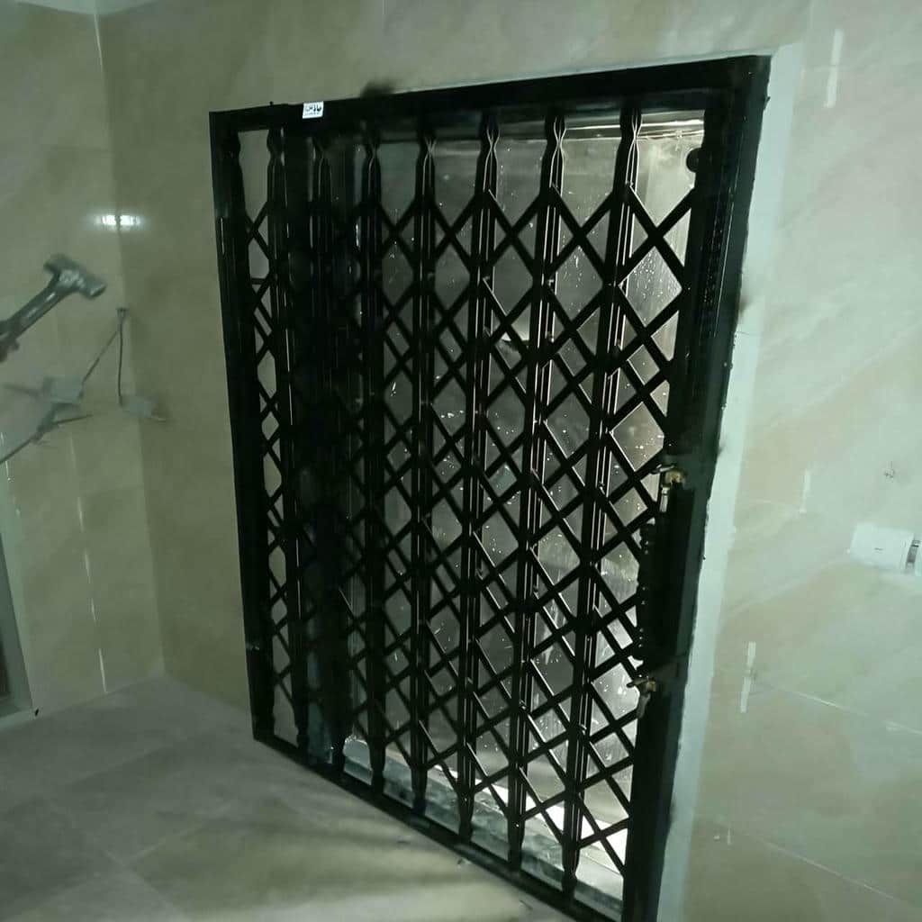 درب حفاظ آکاردئونی در سبزوار
