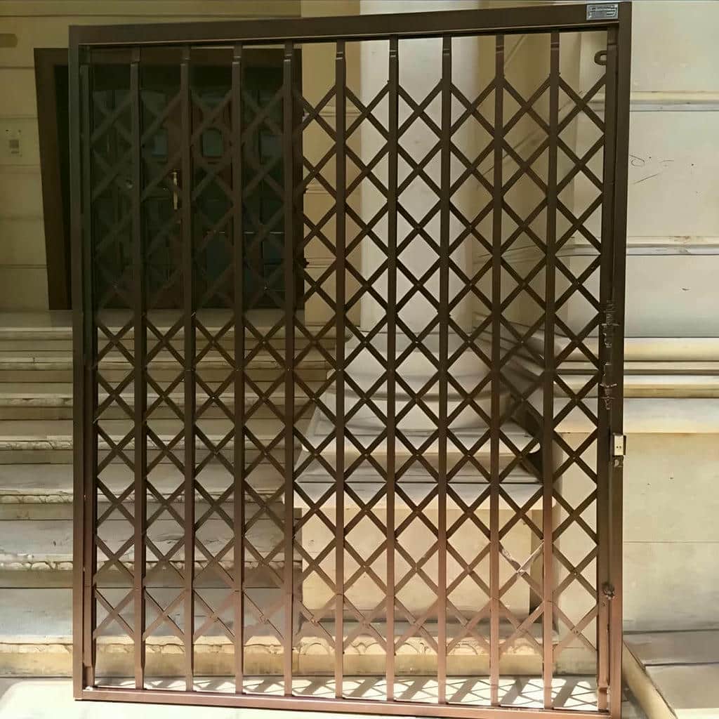 نصب درب حفاظ آکاردئونی چهارگل در لواسان