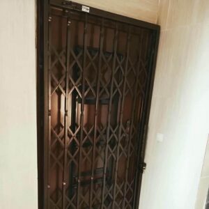 درب حفاظ آکاردئونی در بندر لنگه