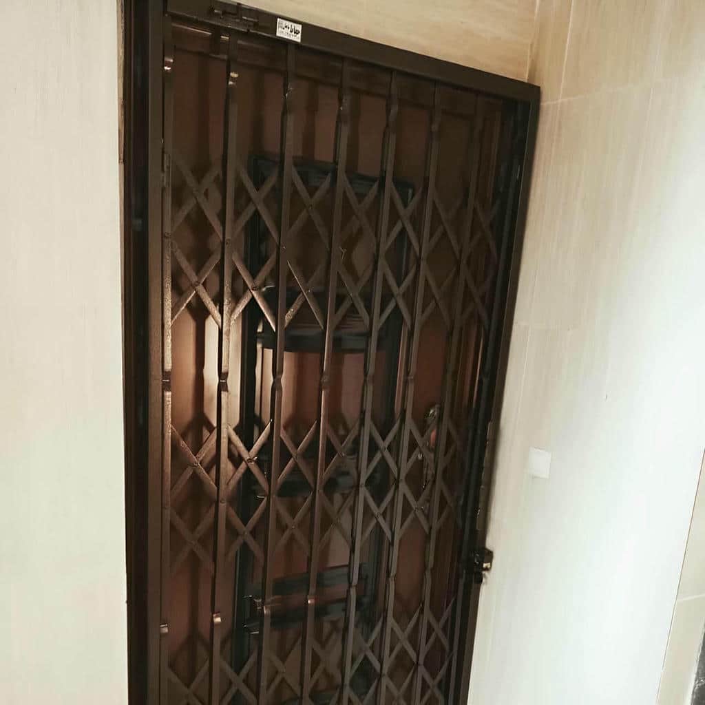 درب حفاظ آکاردئونی در بندر لنگه