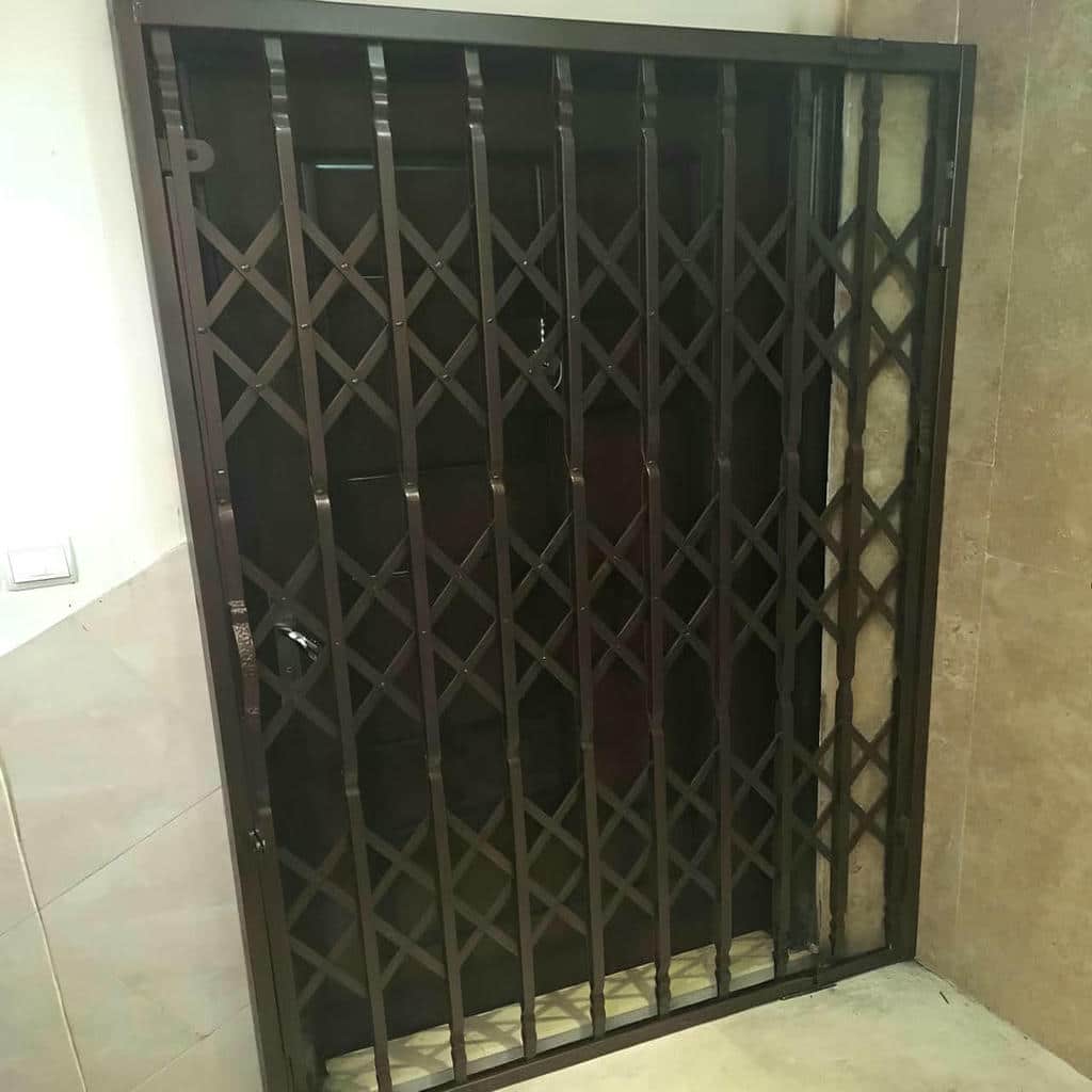 نصب درب حفاظ آکاردئونی با یراق ایمن در هشتگرد