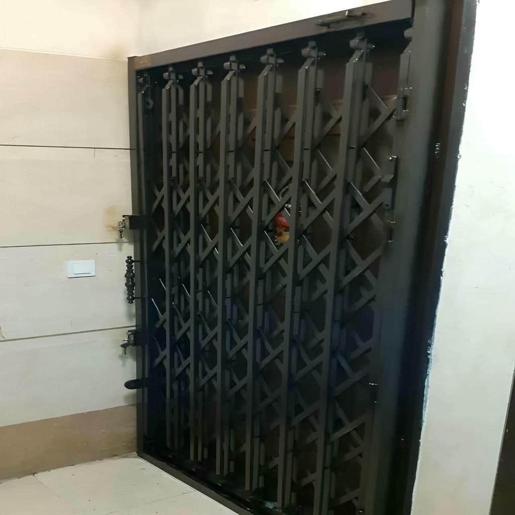 نصب درب حفاظ آکاردئونی چهارگل در مریوان