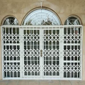 درب حفاظ آکاردئونی در شیراز