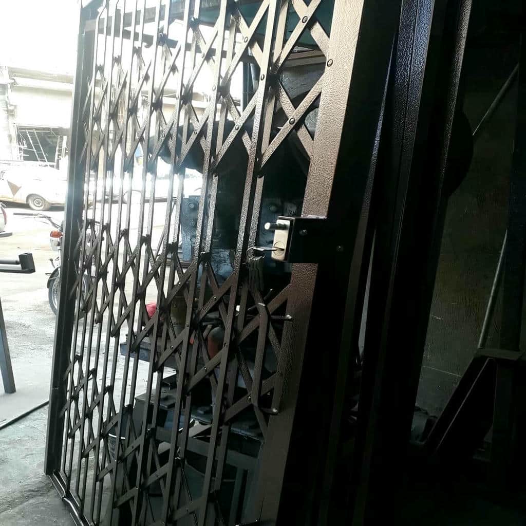 نصب درب حفاظ آکاردئونی چهارگل در یاسوج