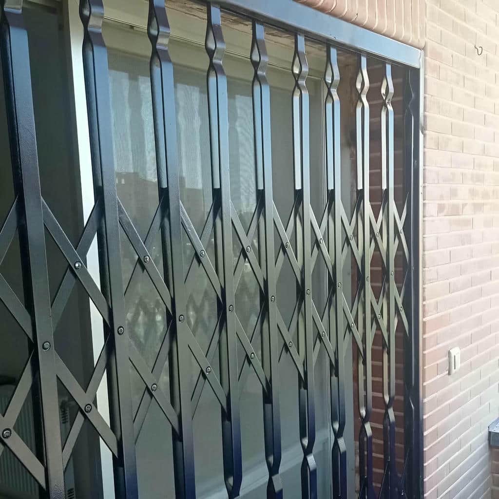 نصب درب حفاظ آکاردئونی چهارگل در کاشان