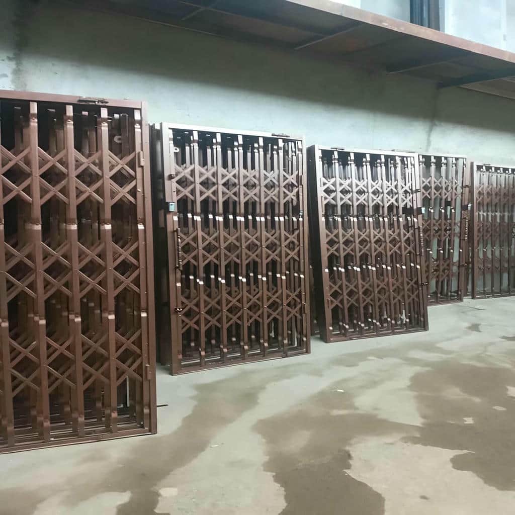 درب حفاظ آکاردئونی در نیشابور