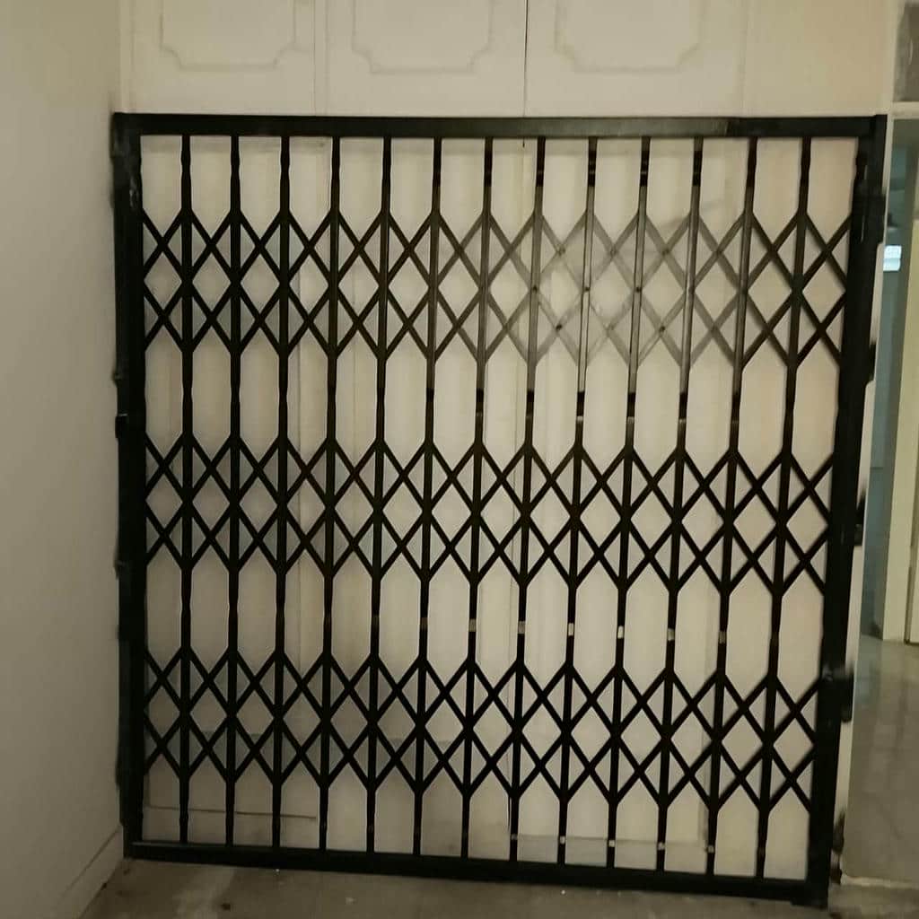 نصب درب حفاظ آکاردئونی با یراق ایمن در قشم