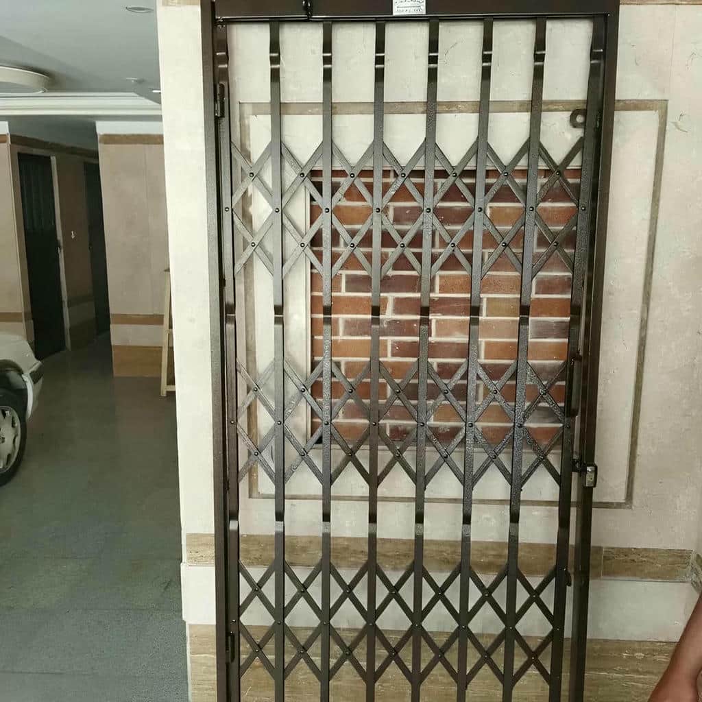نصب درب حفاظ آکاردئونی چهارگل در کیش
