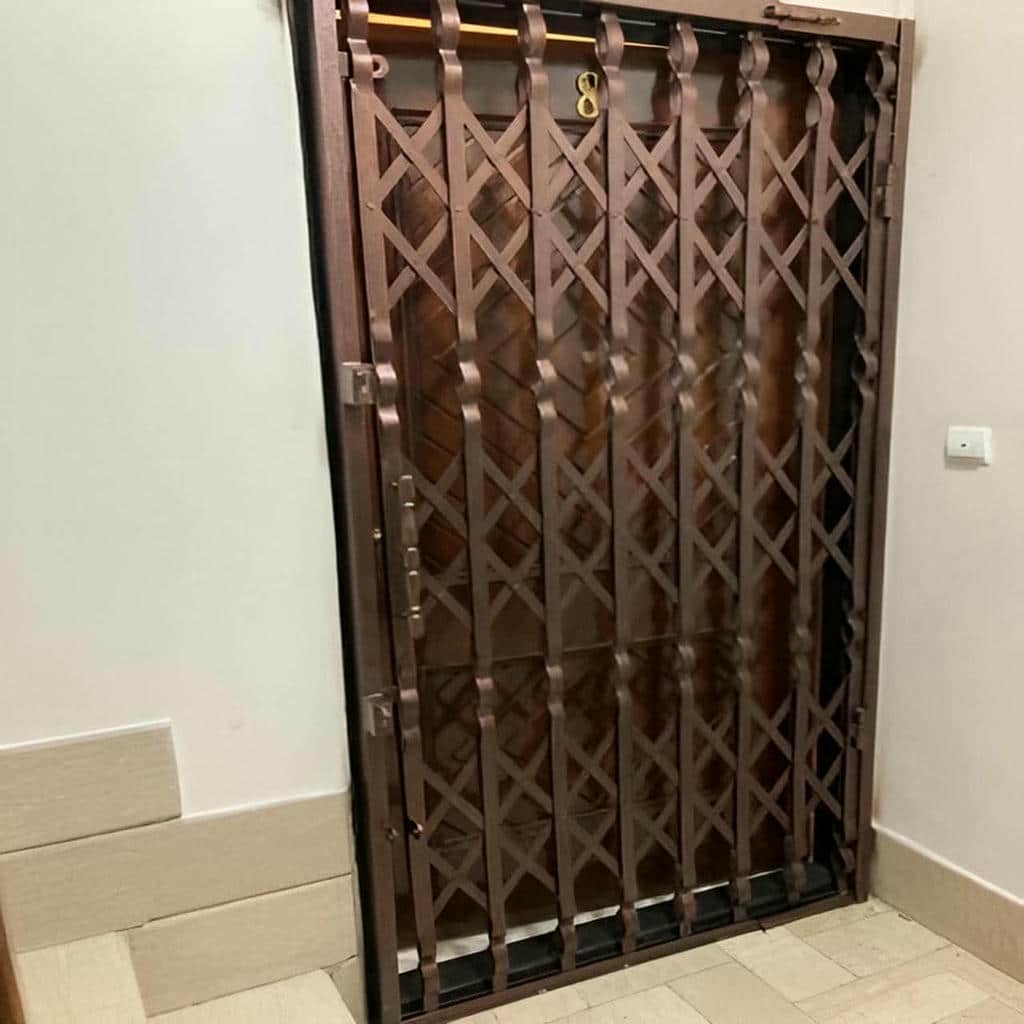 نصب درب حفاظ آکاردئونی چهارگل در شیراز