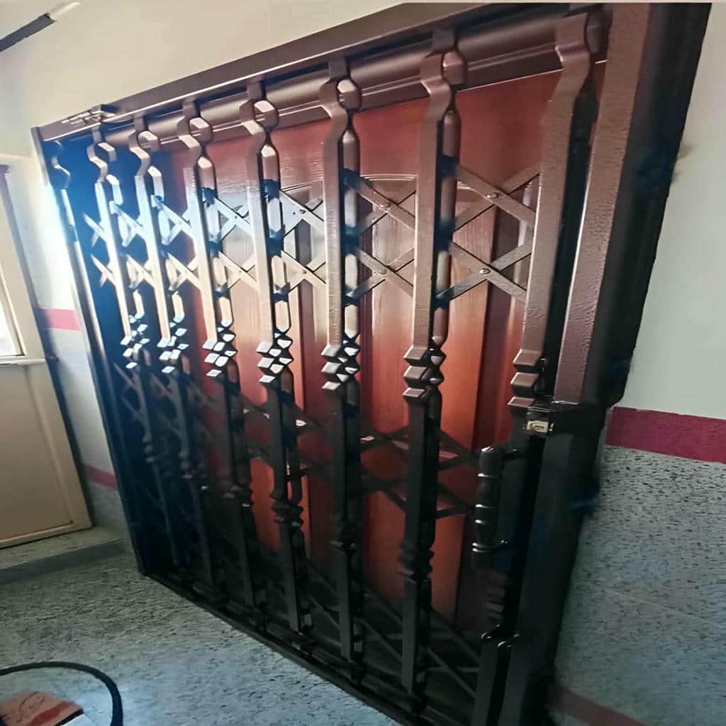 درب حفاظ آکاردئونی در ایرانشهر