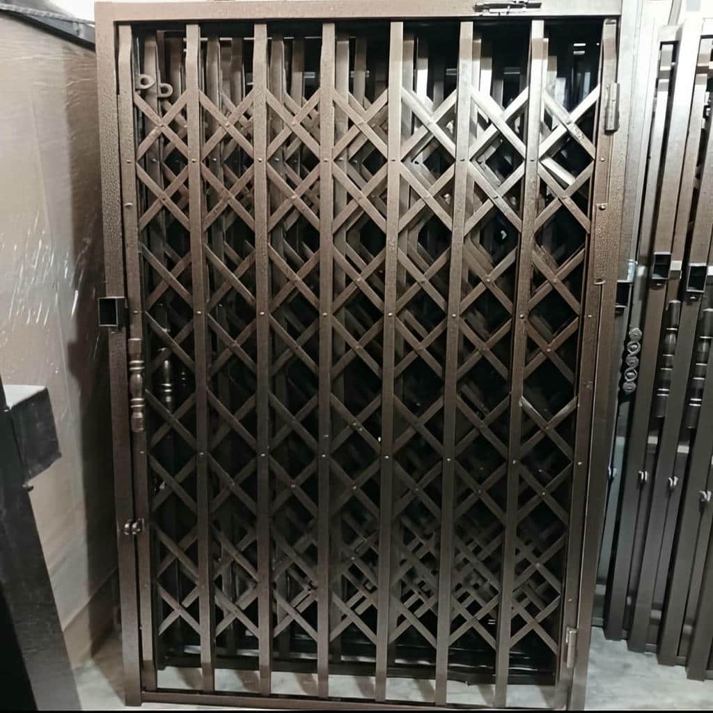 نصب درب حفاظ آکاردئونی دقیق در عظیمیه کرج