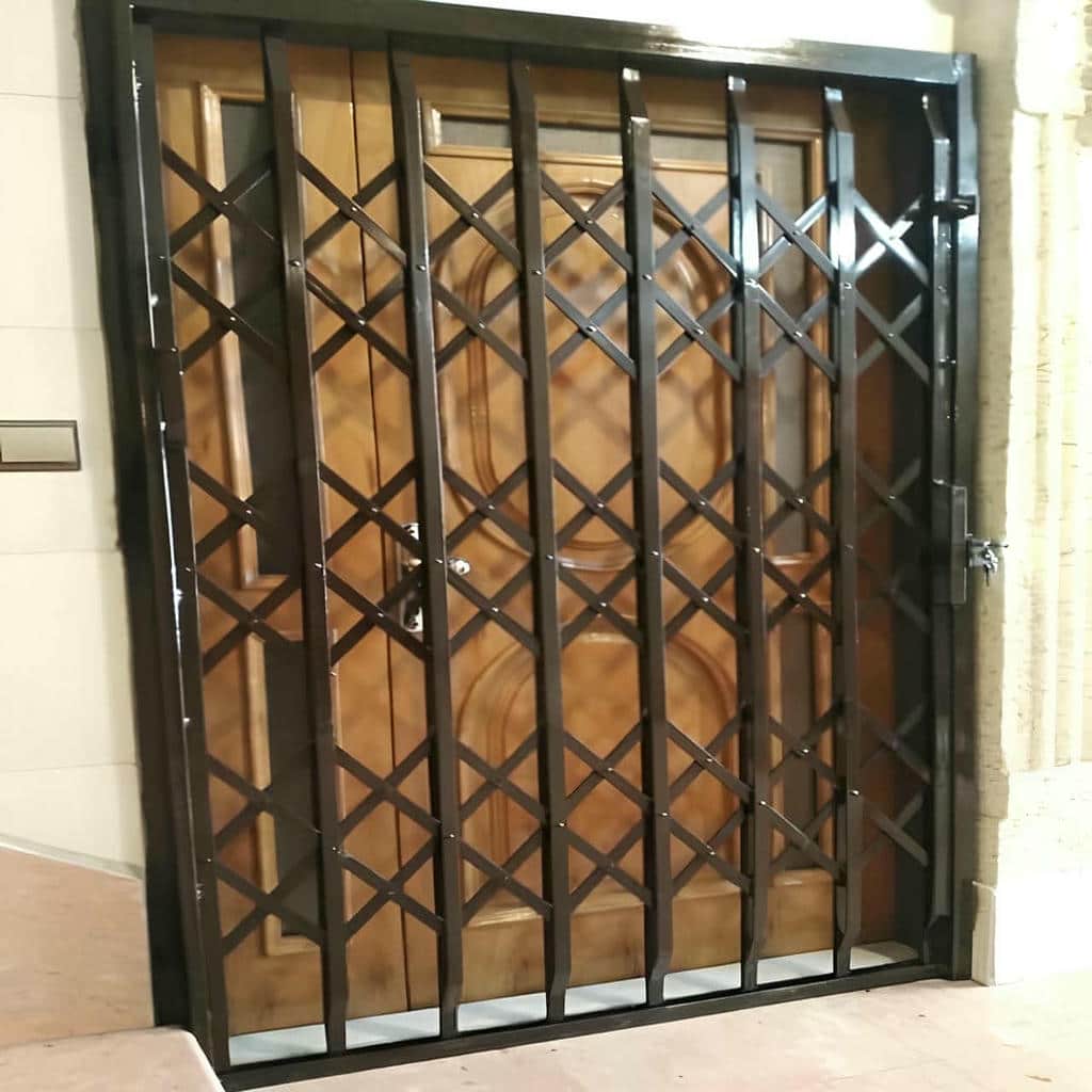 نصب درب حفاظ آکاردئونی چهارگل در تبریز