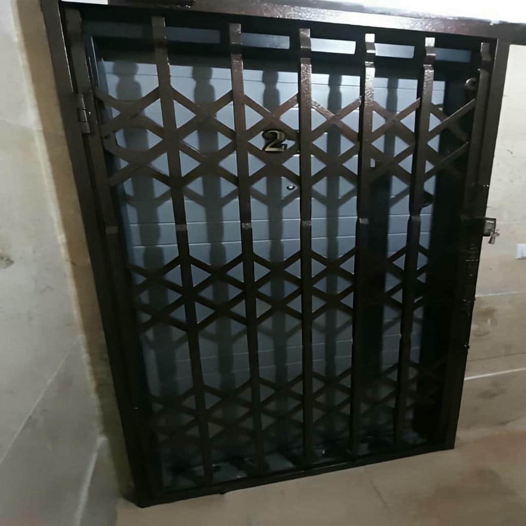 درب حفاظ آکاردئونی در بندرعباس