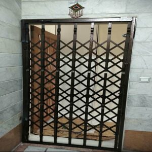 درب حفاظ آکاردئونی در اردبیل