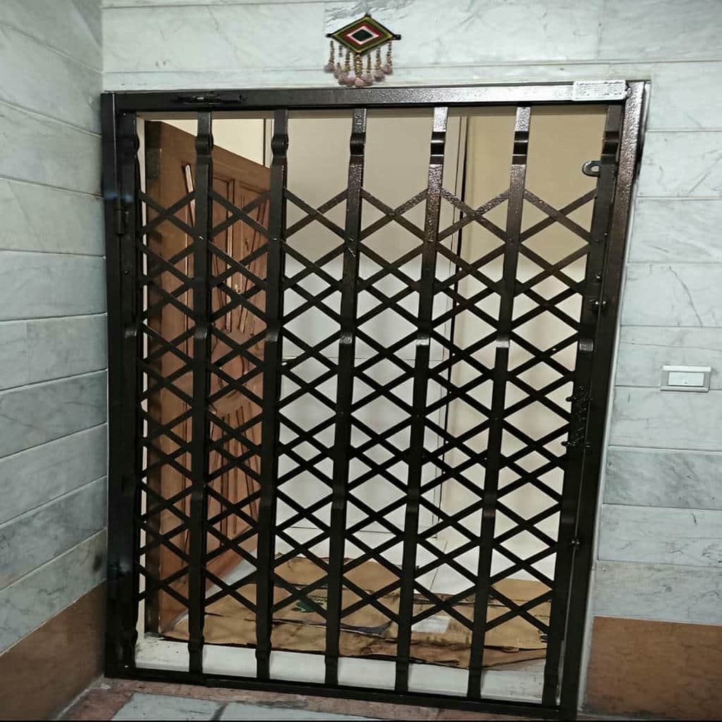 درب حفاظ آکاردئونی در اردبیل