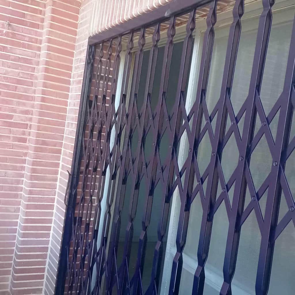 نصب درب حفاظ آکاردئونی چهارگل در گنبدکاووس