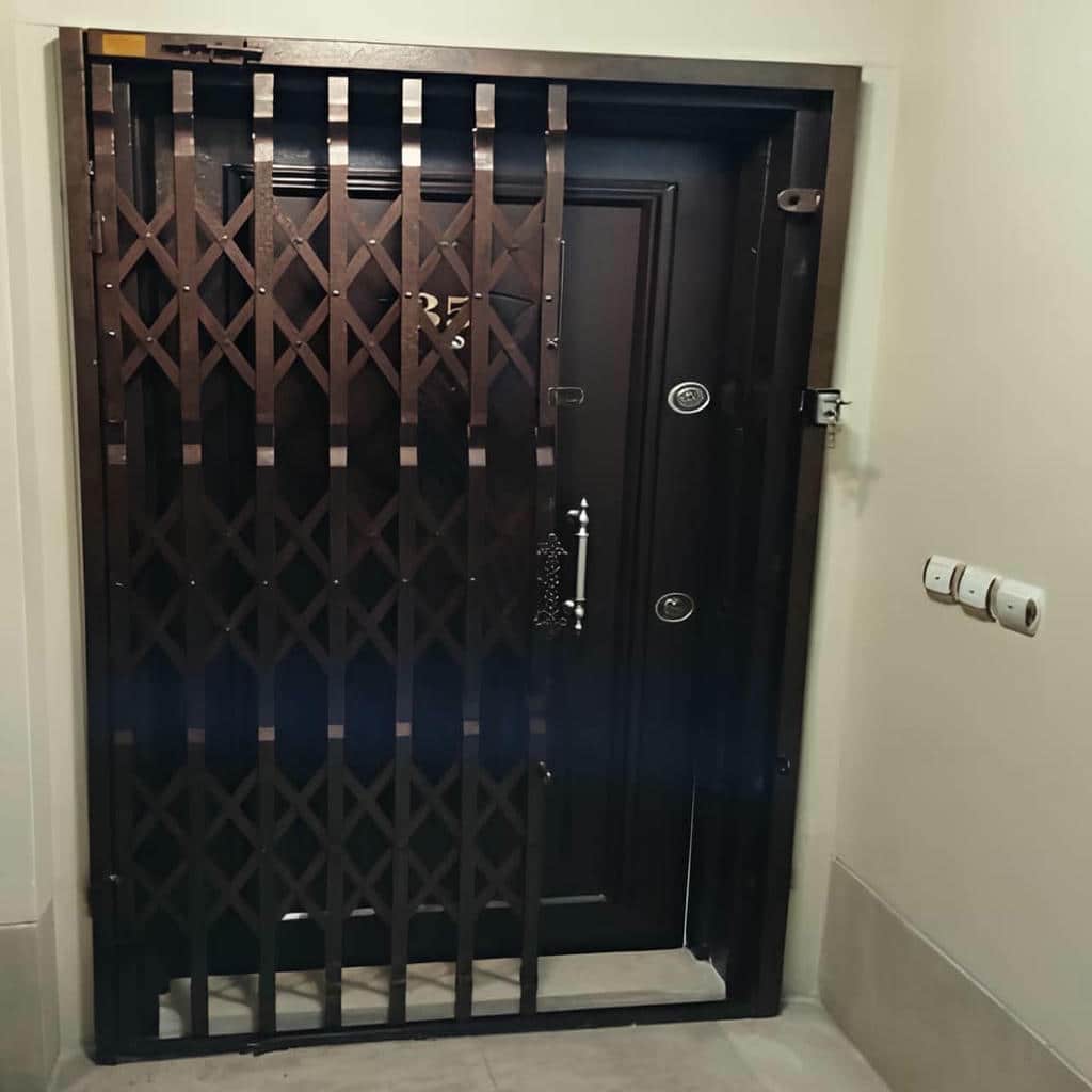 نصب درب حفاظ آکاردئونی چهارگل در سیرجان