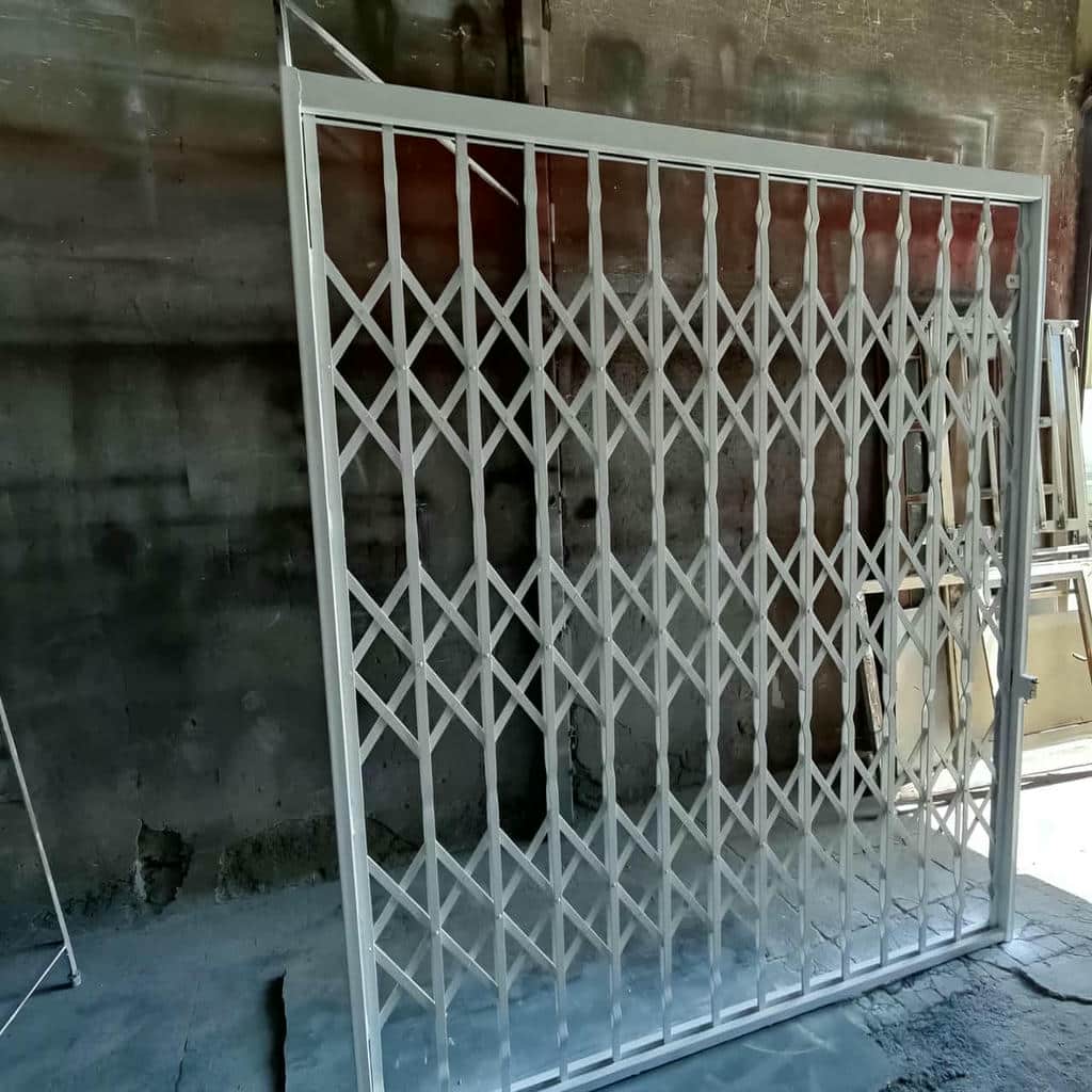نصب درب حفاظ آکاردئونی چهارگل در کمال شهر