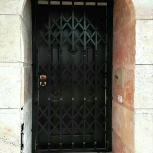درب حفاظ آکاردئونی در بندر انزلی
