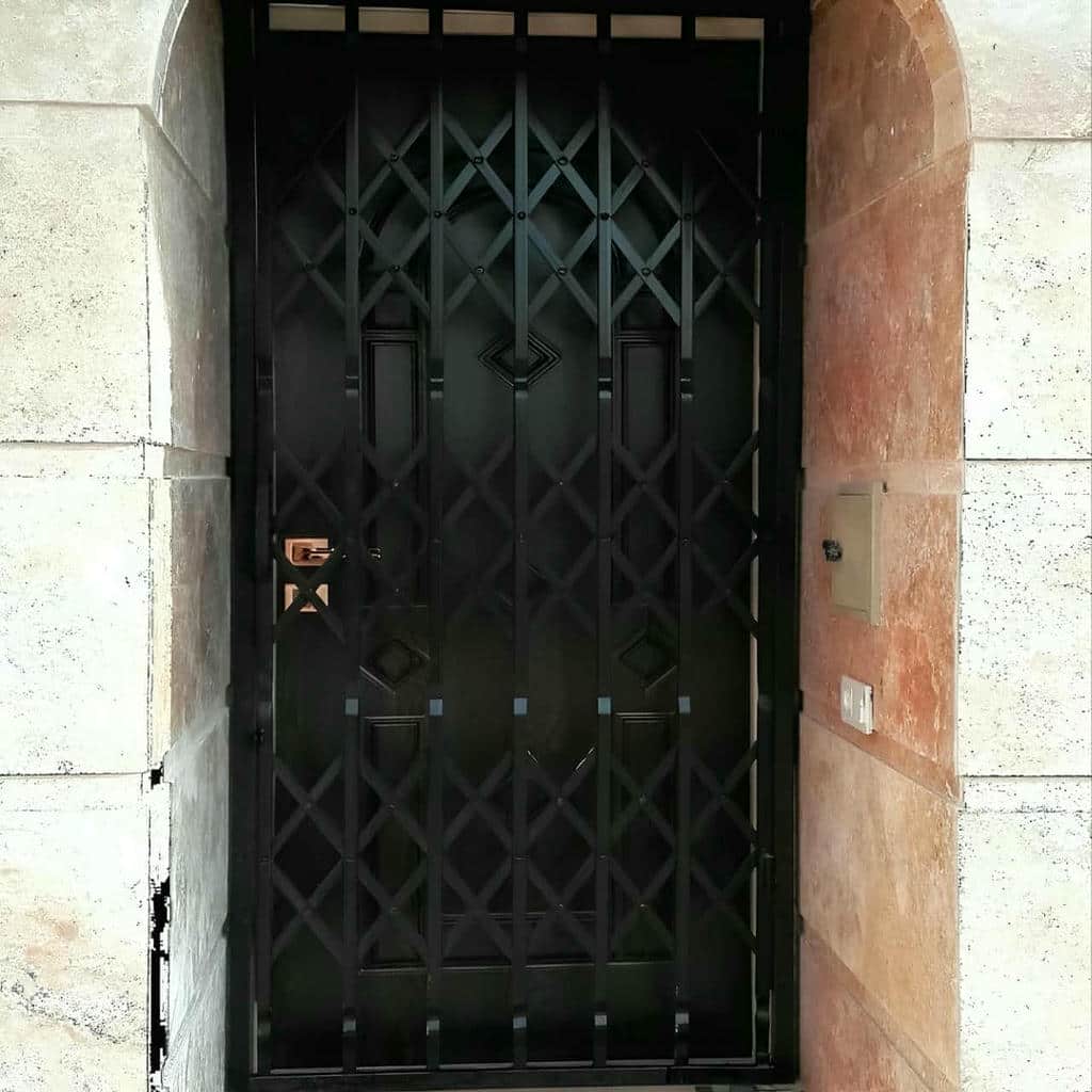 درب حفاظ آکاردئونی در بندر انزلی